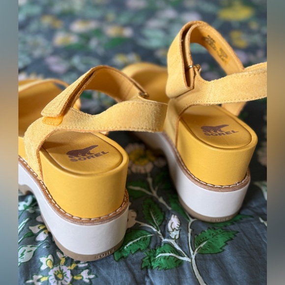 Sorel JOANIE IV Y STRAP WEDGE | Size 7.5 | Yellow Ray, Honey White - Picture 3 of 5